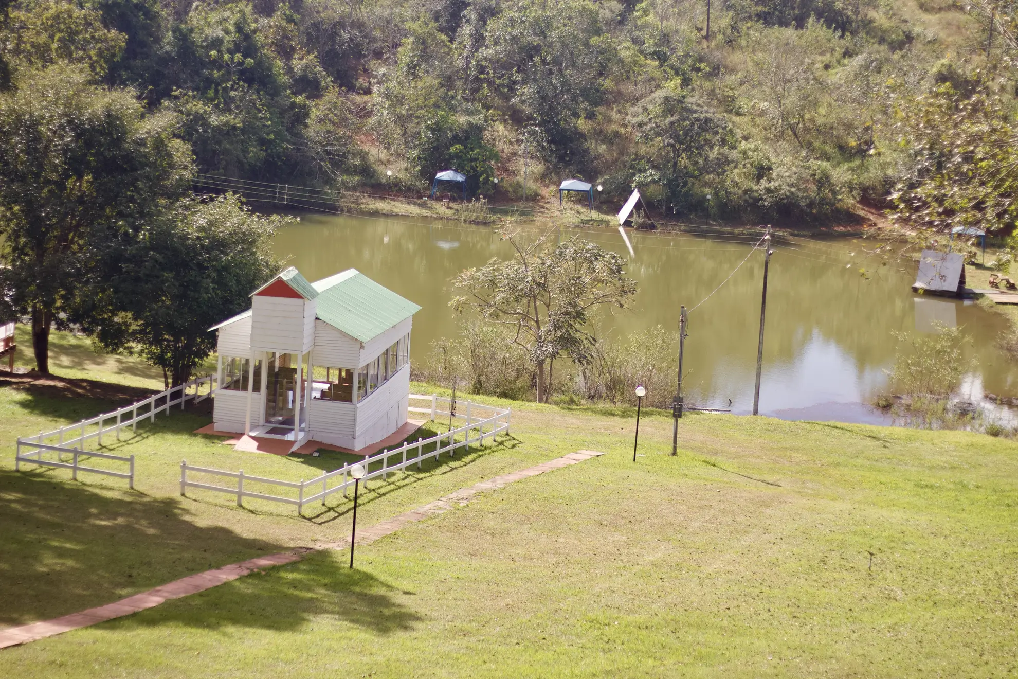 Área externa do resort entre as árvores