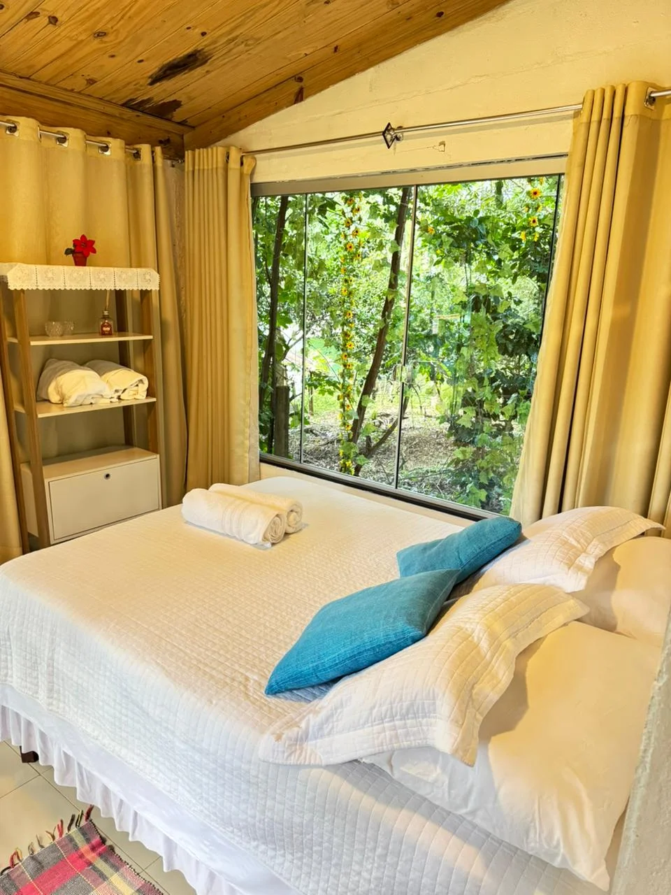 Interior aconchegante do chalé com decoração em madeira